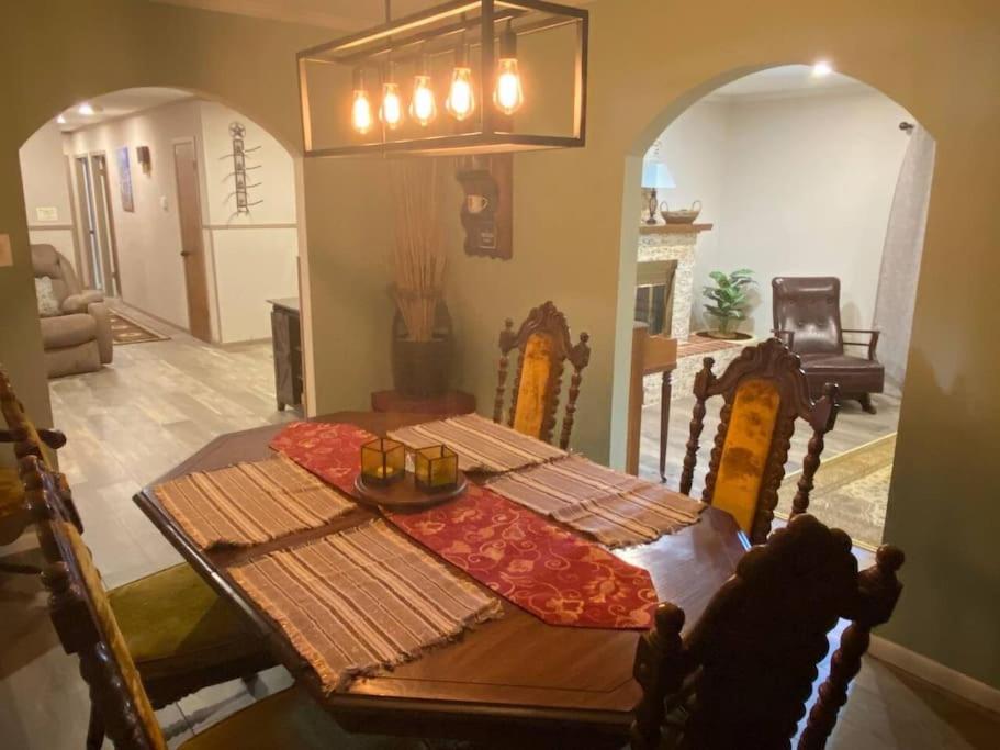 Stockyards! Walk 3 Blocks-ranch House Sleeps 8 * Fort Worth