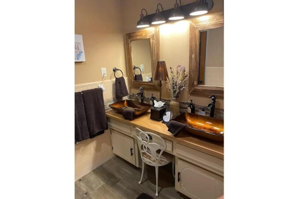 Hébergement de vacances Stockyards! Walk 3 Blocks-ranch House Sleeps 8 Fort Worth