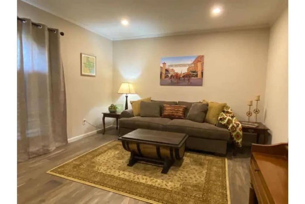 Stockyards! Walk 3 Blocks-ranch House Sleeps 8 *