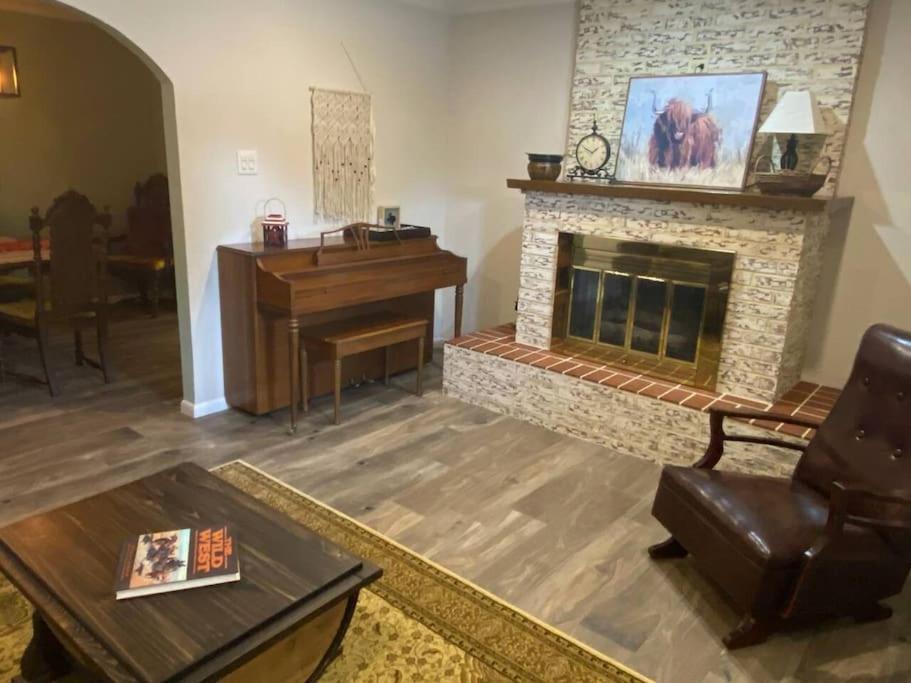 Stockyards! Walk 3 Blocks-ranch House Sleeps 8 * Fort Worth