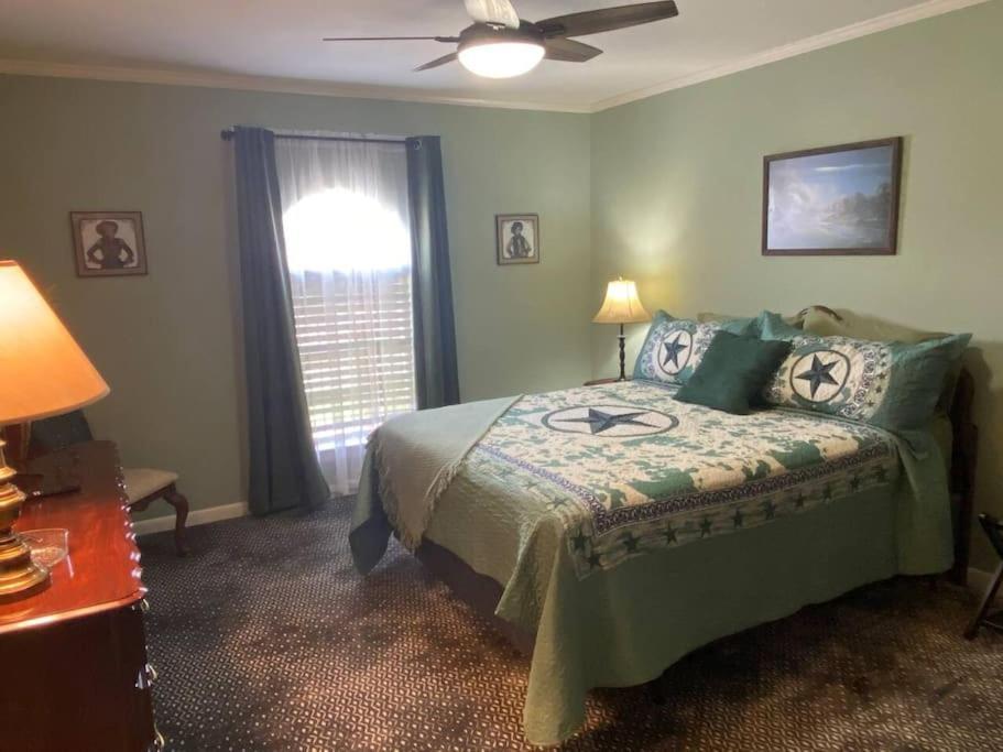Stockyards! Walk 3 Blocks-ranch House Sleeps 8 *