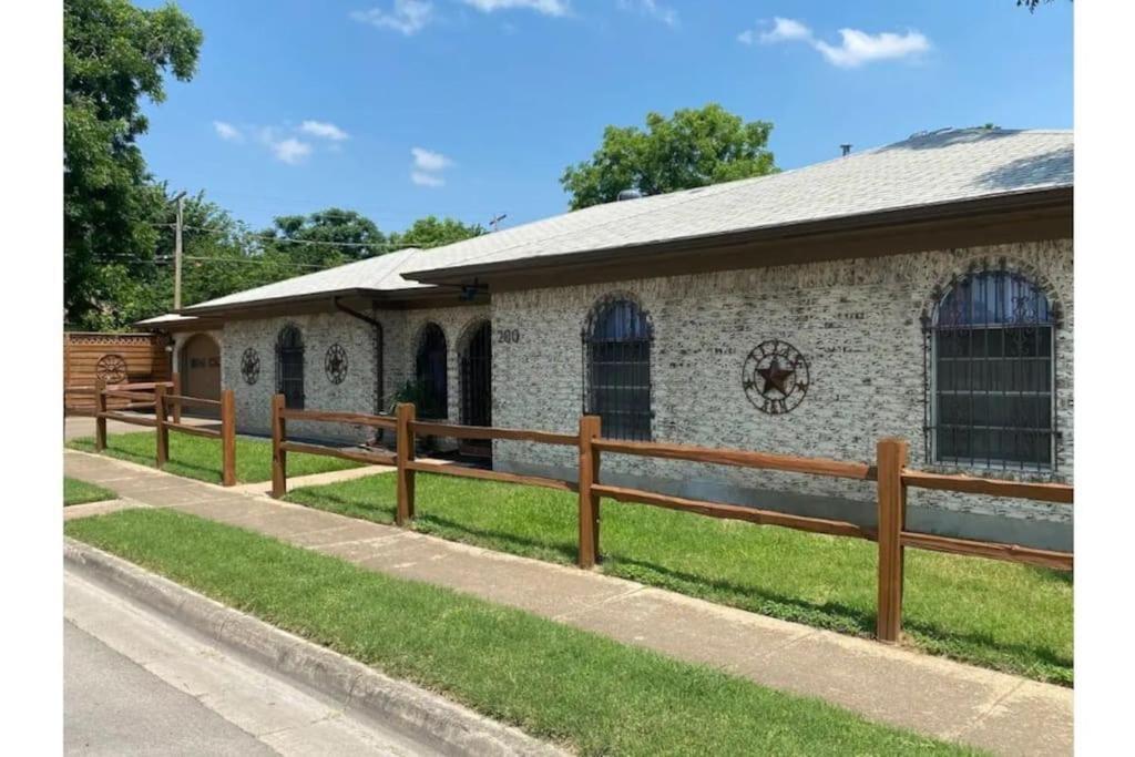Stockyards! Walk 3 Blocks-ranch House Sleeps 8 * Fort Worth