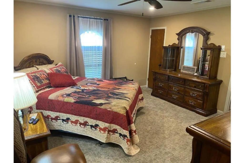 Stockyards! Walk 3 Blocks-ranch House Sleeps 8 Hébergement de vacances