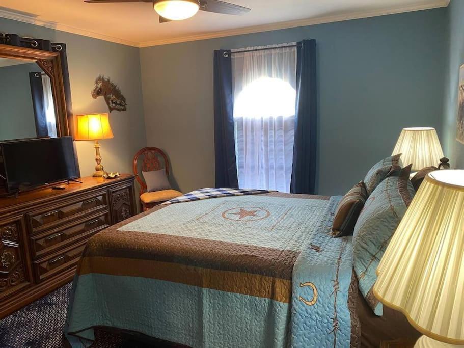 Hébergement de vacances Stockyards! Walk 3 Blocks-ranch House Sleeps 8
