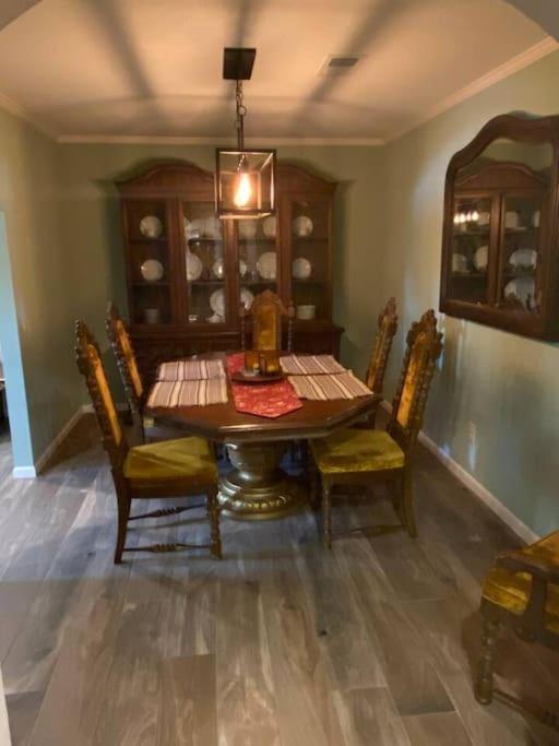 Stockyards! Walk 3 Blocks-ranch House Sleeps 8 Hébergement de vacances *
