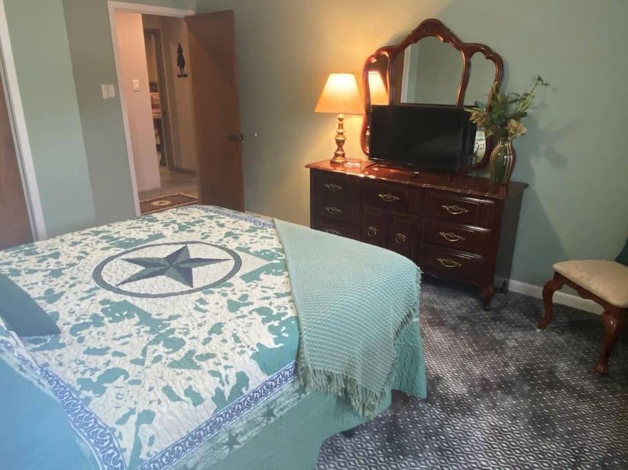 Hébergement de vacances Stockyards! Walk 3 Blocks-ranch House Sleeps 8 *