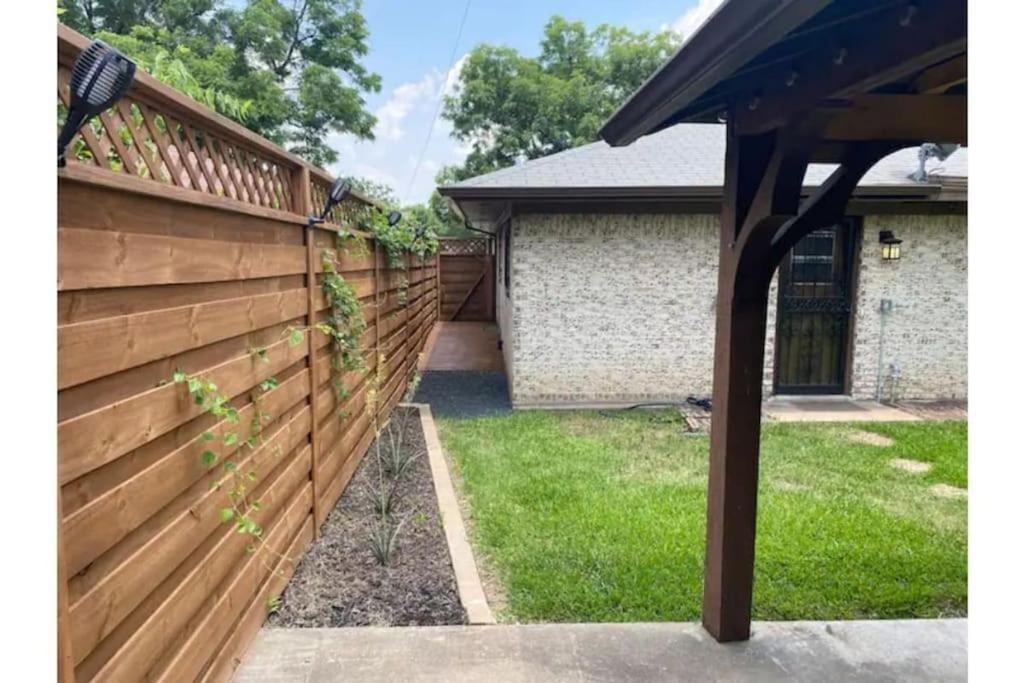 Hébergement de vacances Stockyards! Walk 3 Blocks-ranch House Sleeps 8 Fort Worth