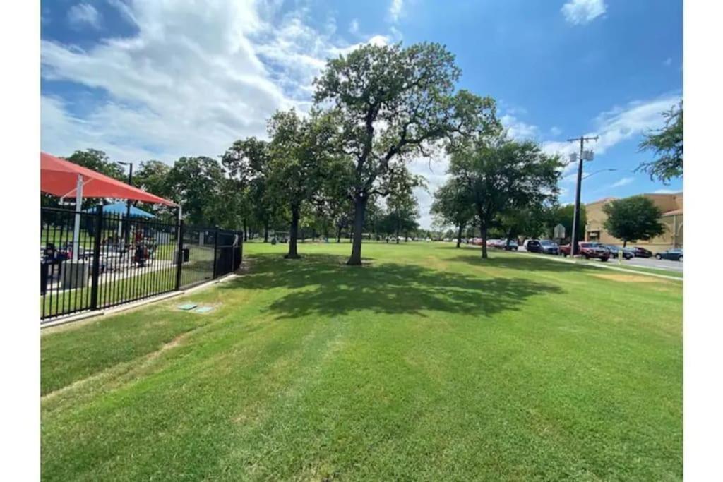 Stockyards! Walk 3 Blocks-ranch House Sleeps 8 * Fort Worth