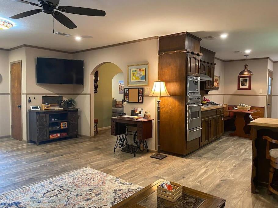 Hébergement de vacances Stockyards! Walk 3 Blocks-ranch House Sleeps 8