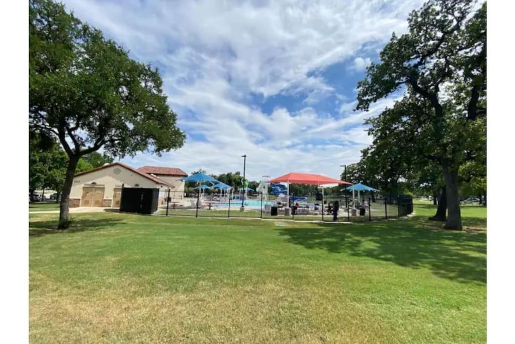 Stockyards! Walk 3 Blocks-ranch House Sleeps 8 Hébergement de vacances *
