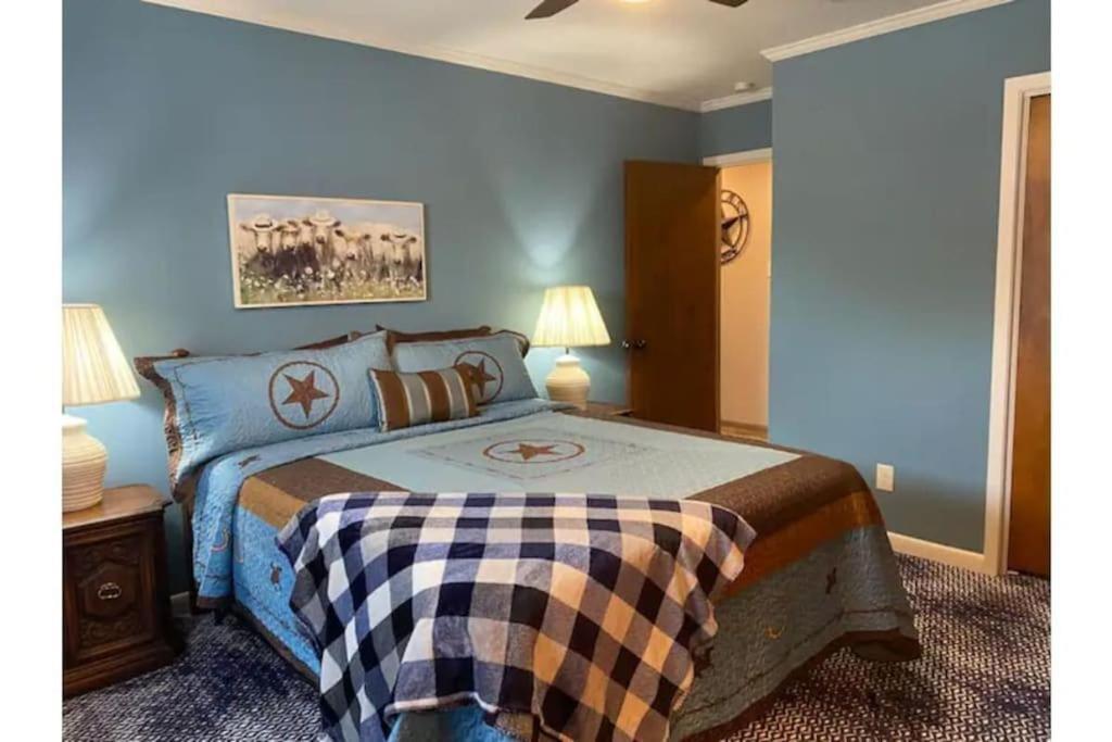 Stockyards! Walk 3 Blocks-ranch House Sleeps 8 Hébergement de vacances *