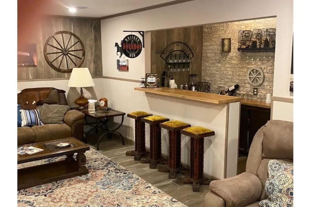 Hébergement de vacances Stockyards! Walk 3 Blocks-ranch House Sleeps 8 *