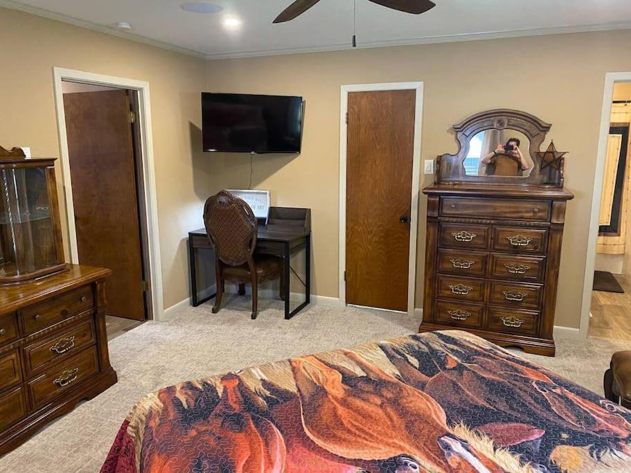 Stockyards! Walk 3 Blocks-ranch House Sleeps 8