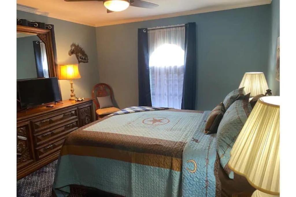 Hébergement de vacances Stockyards! Walk 3 Blocks-ranch House Sleeps 8