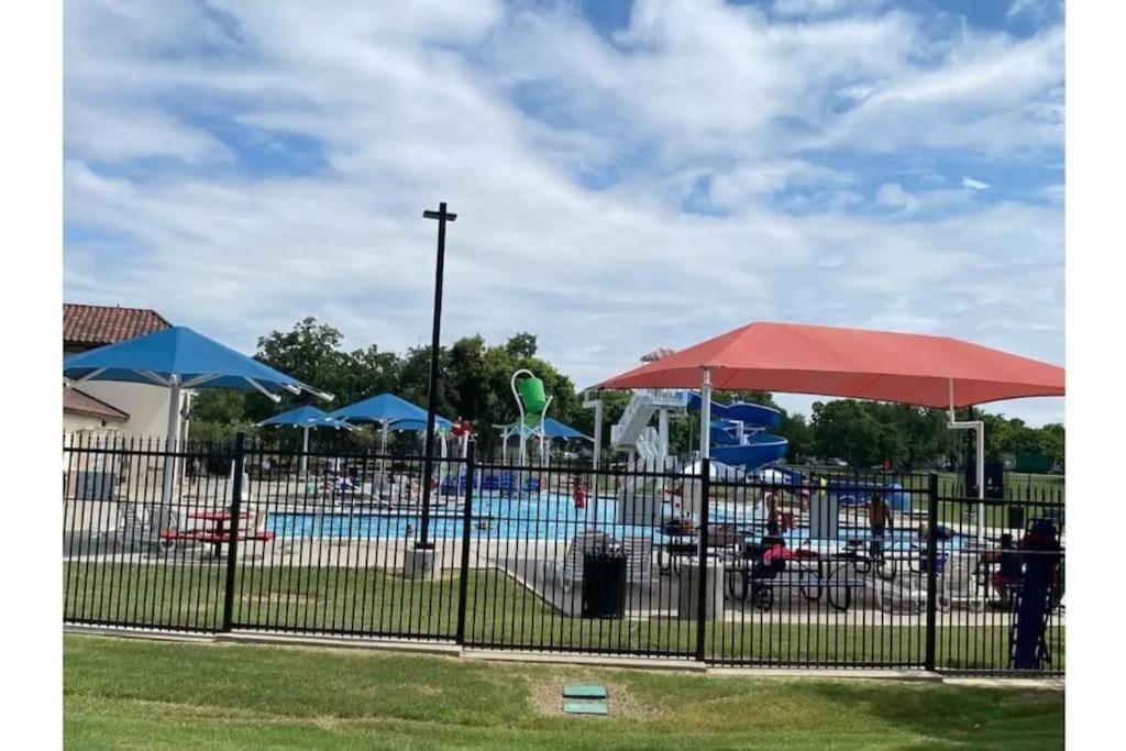 Hébergement de vacances Stockyards! Walk 3 Blocks-ranch House Sleeps 8 Fort Worth