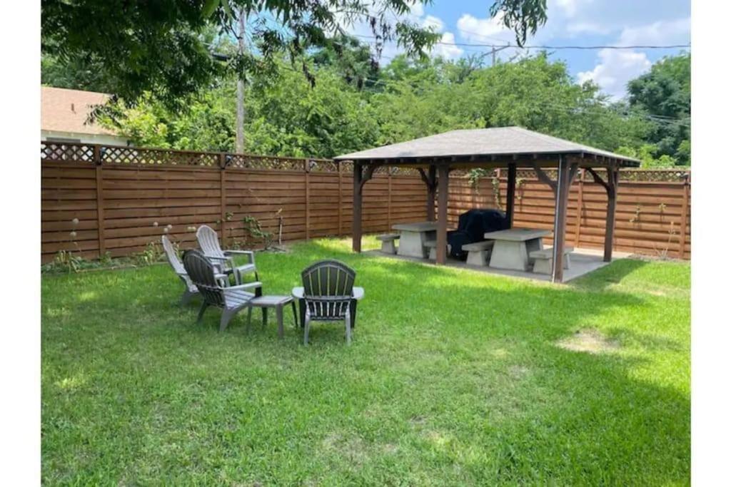 Stockyards! Walk 3 Blocks-ranch House Sleeps 8 *