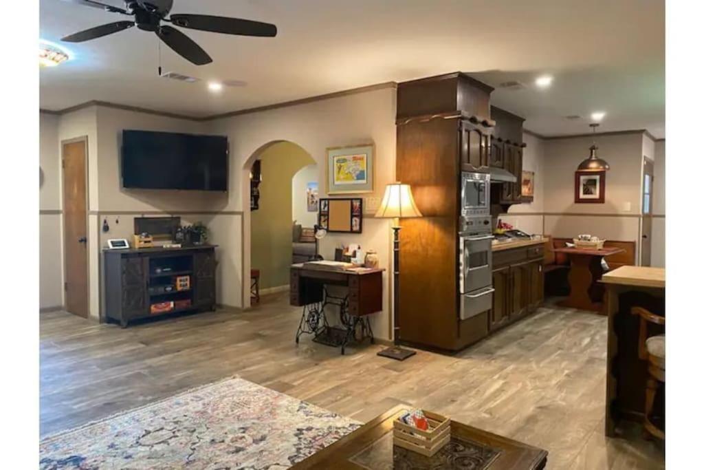 Stockyards! Walk 3 Blocks-ranch House Sleeps 8