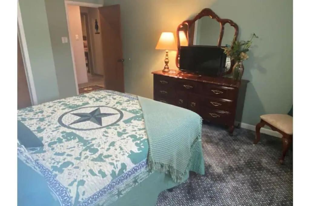 Stockyards! Walk 3 Blocks-ranch House Sleeps 8 Hébergement de vacances