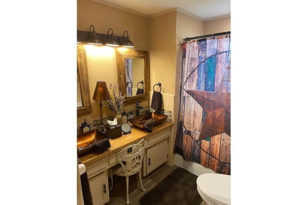 Stockyards! Walk 3 Blocks-ranch House Sleeps 8 Hébergement de vacances *