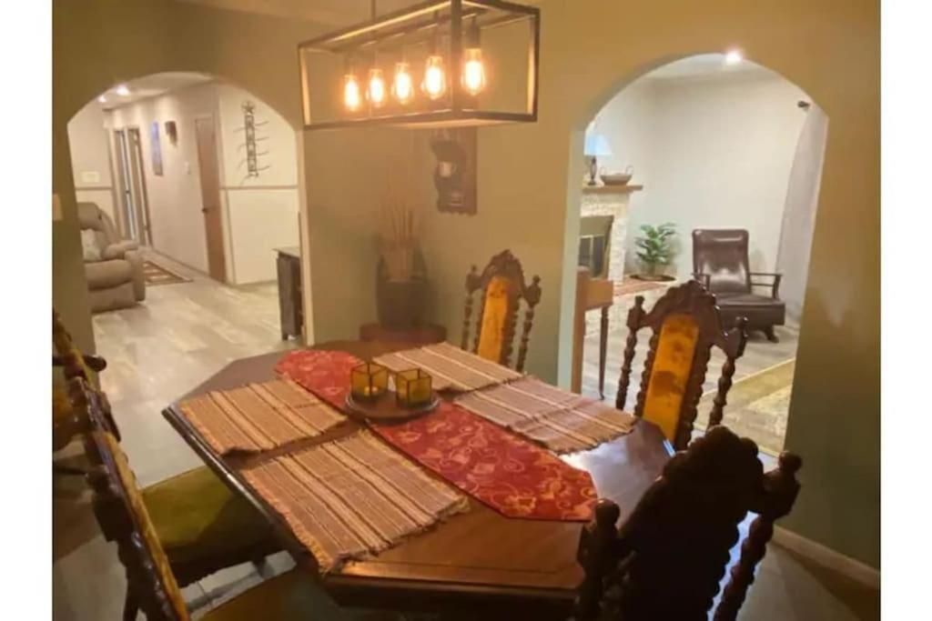 Hébergement de vacances Stockyards! Walk 3 Blocks-ranch House Sleeps 8 *