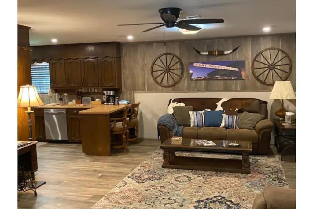 Hébergement de vacances Stockyards! Walk 3 Blocks-ranch House Sleeps 8 Fort Worth
