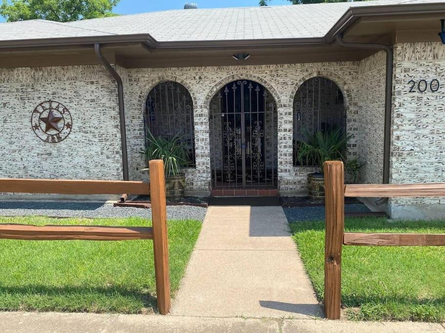 Stockyards! Walk 3 Blocks-ranch House Sleeps 8 *