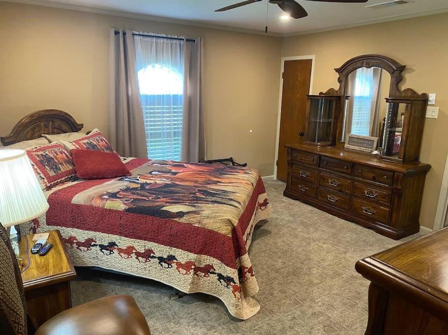 Stockyards! Walk 3 Blocks-ranch House Sleeps 8