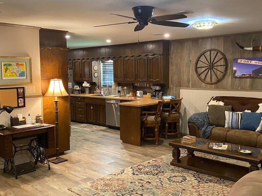 Hébergement de vacances Stockyards! Walk 3 Blocks-ranch House Sleeps 8