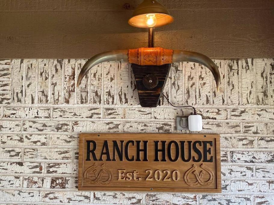 Stockyards! Walk 3 Blocks-ranch House Sleeps 8 Hébergement de vacances *