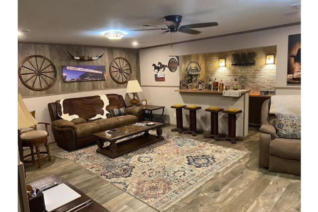 Stockyards! Walk 3 Blocks-ranch House Sleeps 8 *