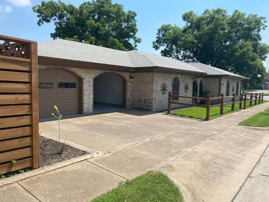 Stockyards! Walk 3 Blocks-ranch House Sleeps 8